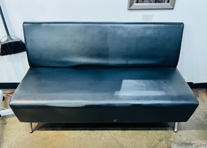 lot 57 image: 48 x 25 x 31 Black Leather Bench Seat