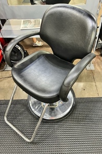 lot 67 image: Black Hair Stylist Chair