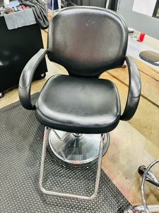 lot 117 image: Black Hair Stylist Chair
