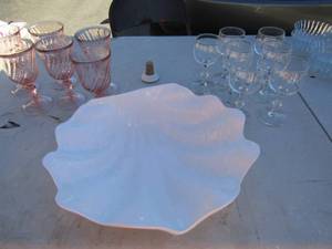 lot 35 image: 7 mini wine glasses, 6 pink wine glasses, sea shell design bowl