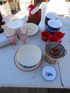lot 37 image: Crowning touch floral bowl, pink glasses, pastry pump, sour dough starter container 4 blue soup bowls