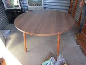 lot 48 image: Oval dining table great condition 30 Hx 48