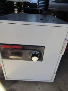 lot 1 image: Fire Fyter safe 19x16x17    we have the combination