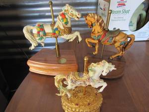 lot 57 image: carousel trinket box, 8 carousel horse on wood base music box