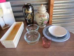 lot 69 image: Misc. lot- vases, Pyrex bowls and more