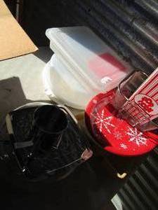 lot 70 image: Kitchen items- Flatwear holder, strainer, popcorn bucket and more