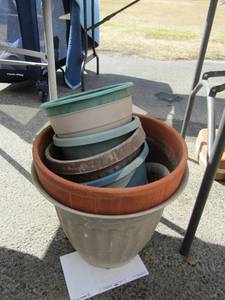 lot 100 image: 6 plastic and ceramic planter pots all used in good shape