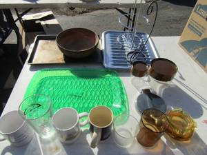 lot 122 image: Green plastic platter, oven pan, paper towel holder x2 and more