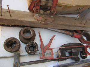 lot 172 image: Caulking gun, Riddie mark clamp, Pole or pipe clamp, large pipe wrench and pipe threaders x3