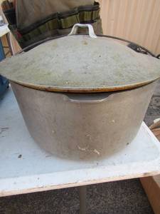 lot 177 image: Aluminum pot with lid