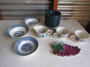 lot 211 image: 11 forest green salsa bowls, 3 farm design bowls, 2 cups and grape spoon rest
