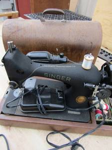 lot 253 image: Singer Manufacturing Sewing Machine Bentwood Dome Wood Case Cat#BA38