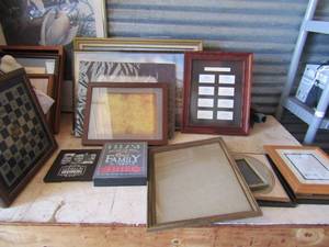 lot 279 image: Assorted frames and wall art dcor