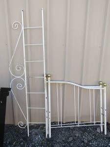 lot 289 image: White metal daybed Gold metal