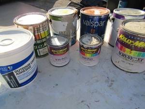 lot 305 image: Used lot of Kelly Moore paints all white and 1 bucket of outdoor carpet adhesive