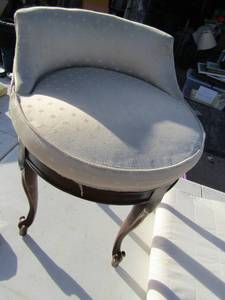 lot 313 image: Safari Ostridge Vanity stool 24x18x14 and pillow foam