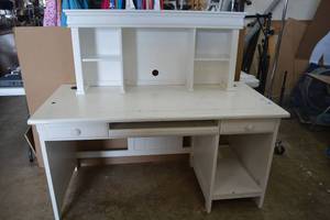 lot 22 image: White Computer Desk with Separate Top Hutch