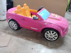 lot 71 image: Barbie Ford Mustang