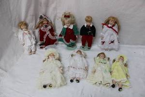 lot 98 image: 4 Porcelain Doll Collection Includes Christmas Dolls