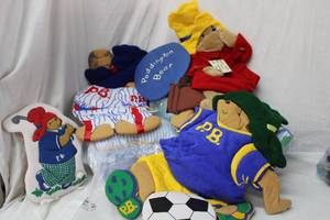 lot 106 image: Paddington Bear Crib Set with Wall Decorations