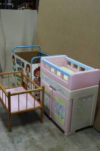 lot 114 image: Doll Bed, Toy Changing Table, Vintage Raggedy Ann and Andy Rolling Cart