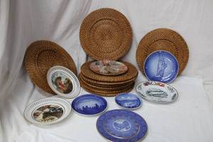 lot 162 image: Wicker Style Chargers and Collectors Plates (Buffalo Bill and US Bicentennial Plates Plus Easter at Grandmas)