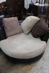 lot 11 image: Round Swivel Oversized Chair 5Ft. W x 5Ft. (Matches Lot 12)