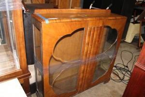 lot 208 image: Mid-Century Glass Front and Side Bookcase with Key