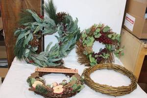 lot 216 image: 4 Wreaths for Decoration