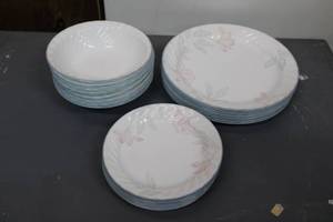 lot 225 image: Corelle Dish Set Dinner Plates, Salad Plates and Bowls