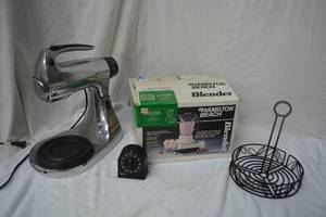 lot 83 image: Sunbeam Mixer (missing mixing bowl), Hamilton Beach Blender, Wire Circle Rack
