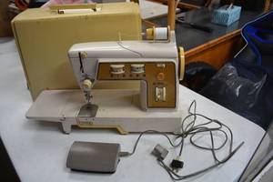 lot 82 image: Singer Sewing Machine with Case and Foot Pedal Model 720G