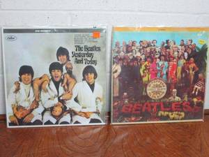 lot 2 image: 2 VERY SOUGHT-AFTER BEATLES RECORDS, ORIGINAL SGT PEPPERS LONELY HEARTS CLUB BAND SMAS 2653, CONTROVERSIAL THE BUTCHERS COVER YESTERDAY AND TODAY BLUE MARBLE COLORED VINYL