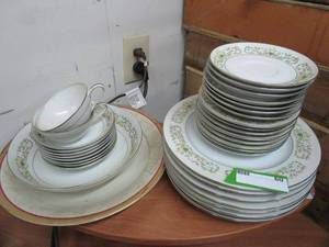 lot 60 image: LOT OF FLORENTINE FINE CHINA JAPAN &amp A FEW OTHER CHINA ITEMS.&nbsp