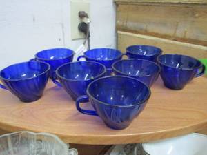 lot 33 image: SET OF BLUE GLASS TEA CUPS STAMPED FRANCE