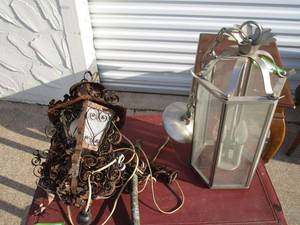 lot 100 image: METAL OUTDOOR LIGHT FIXTURES