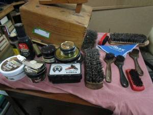 lot 59 image: SHOE SHINE LOT..&nbsp VINTAGE SHOE SHNING BOX, VINTAGE WOODEN GRIFFIN SHINE MASKER BRUSHES AND OTHER BRUSHES, SHE SHINING ACCESSORIES SHOWN.&nbsp