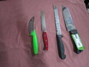 lot 107 image: VARIOUS KNIVES INCLUDING DIAMOND CUT , STAINLESS STEEL, PIZZA SLICER