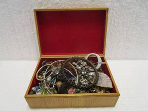 lot 122 image: BEAUTIFUL BAMBOO JEWELRY BOX, CONTENTS INCLUDED.&nbsp