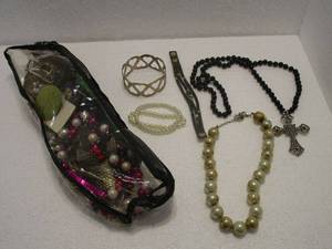 lot 128 image: CLEAR ORGANIZER BAG WITH BLACK ZIPPER CONTENTS INCLUDED, MISC FASHION JEWELRY.