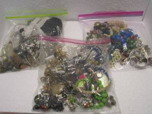 lot 131 image: LOT OF MISC FASHION JEWLRY IN GALLON SIZE ZIPLOCK BAGS
