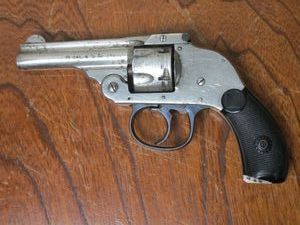 lot 7 image: HARRINGTON &amp RICHARDSON .32 CAL S &amp W CTGE HAMMERLESS REVOLVER, WORKING CONDITION UNKNOWN