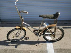 lot 106 image: VINTAGE BANANA SEAT BIKE