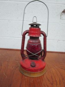 lot 30 image: VINTAGE DIETZ N.Y. U.S.A. LITTLE WIZZARD KEROSESNE LANTERN