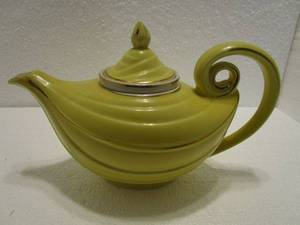 lot 61 image: VINTAGE HALL ALADDIN TEAPOT YELLOW WGOLD TRIM WDIFFUSER