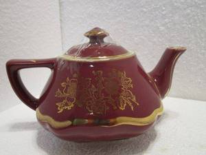 lot 65 image: VINTAGE HALL CHINA BALTIMORE TEAPOT MAROON WGOLD TRIM