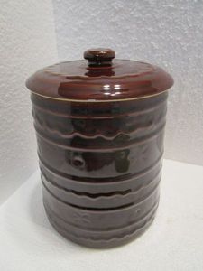 lot 68 image: VINTAGE TALL CERAMIC COOKIE JAR WLID