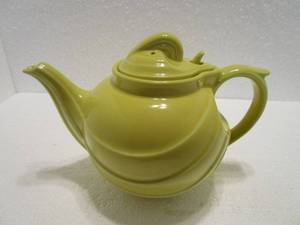 lot 70 image: VINTAGE HALL YELLOW PARADE PATTERN TEAPOT