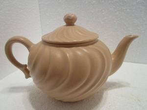 lot 71 image: VINTAGE FRANCISCAN WARE PINK TEA POT, MADE IN CALIFORNIA