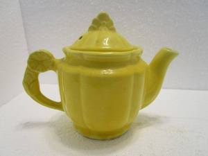 lot 76 image: VINTAGE YELLOW CHINA TEA POT